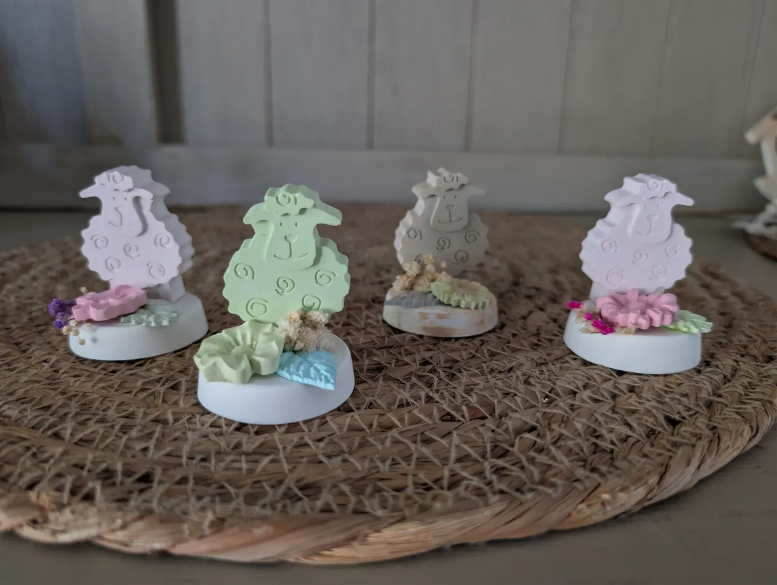 Petit mouton fleuri à poser